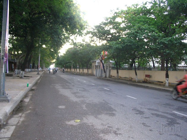 H4__Duong_den_truong_minh.jpg - Huế buổi sáng : Cổng trường Kiểu Mẫu