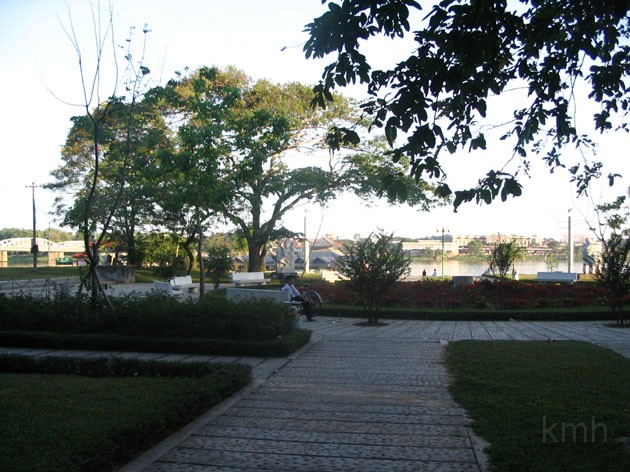 H6__Cong_truong_nhin_qua_CV.jpg - Huế buổi sáng : Công viên trước trường Kiểu Mẫu