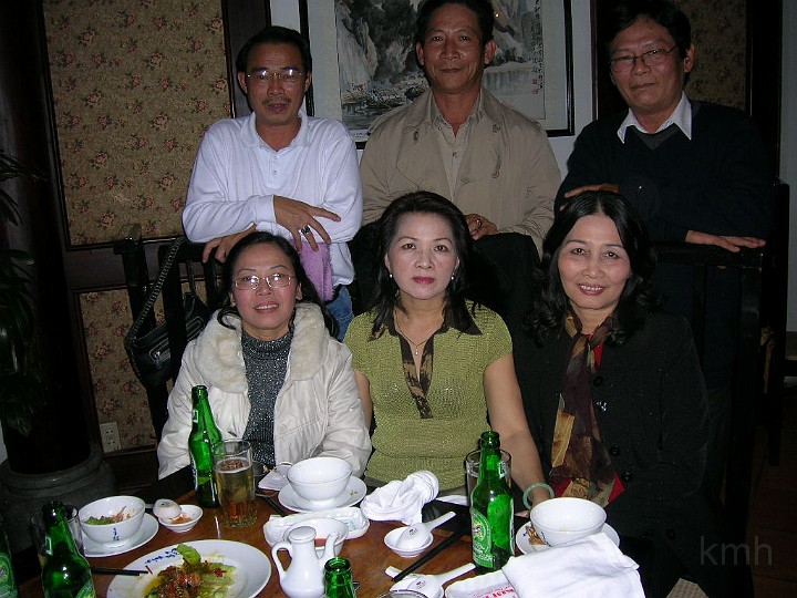 Dscn0505.jpg - Từ trái: (đứng)Khanh K1A, An K6,...,(ngồi)Phú K1A,Huệ K4,Chanh K1A
