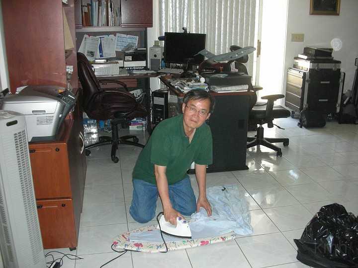 DSCN0346ss.jpg - ... Nhận được tin mới nhất... phải ủi áo cái đã ...