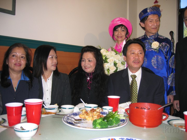 IMG_3580s.jpg - Các KMH đang lắng nghe anh Thảo đang ngỏ đôi lời chúc mừng cô dâu chú rễ.