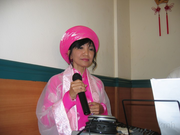 IMG_3587s.jpg - Cô dâu hát bè phụ họa