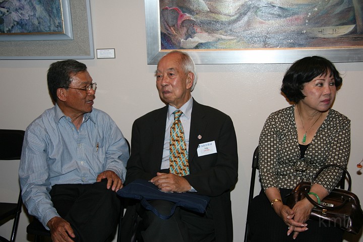 IMG_4852s.jpg - Từ trái: Khách mời DHSP Huế, thầy Lê Văn,Khách mời DHSP Huế