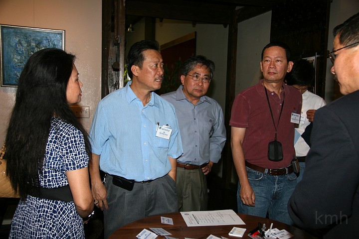 IMG_4855s.jpg - Bàn tiếp tân nhận bảng tên và huy hiệu: Lan, Khôi K2, Tấn K2, Cẩm Tiêu K6, Vỹ K1A