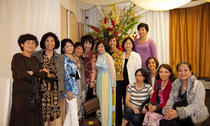 IMG_7385_resize.jpg - Từ trái K2 Thanh Trực, K2 Hoa, Lan, vợ thầy Long, vợ thầy Suyền, vợ thầy Anh, vợ thầy Mỹ, K3 Hương Lan, vợ thầy Giáo  Ngồi: K8 Mộng Liên, K1AHay, K1A Cẩm Nhung, K6 Huyền Trinh