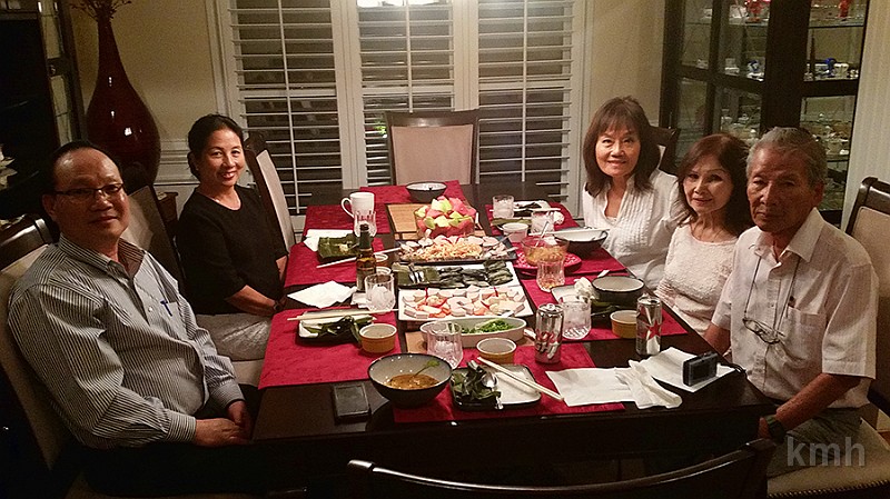 20161021_K3MinhNgoc_01.jpg - Mùa Thu 2016, Thầy Cô Nguyễn Ngọc Anh ghé North Carolina. Hình lưu niệm tại nhà K3 Minh Ngọc .Từ trái:  K4 Ban ( Oregon ), K7 Mỹ, K3 Minh Ngọc, Thầy Cô Nguyễn Ngọc Anh.