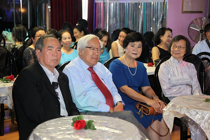 IMG_9384s.jpg - Thầy Đào Hữu Suyền, thầy cô Lê Thọ Giáo, và cô Kim Sa .