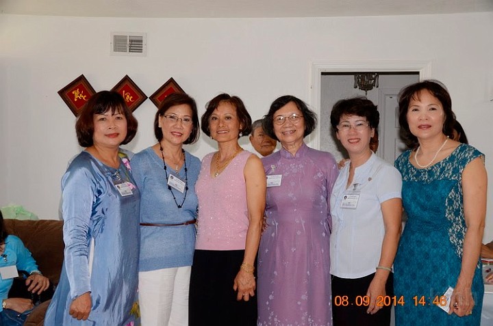 7.jpg - Bạn bè K4 từ trái: Quý Định, Thanh, Hạnh, cô Kim Sa, Lương Tần, Vân . Photo: K4 Phan Đình Điền