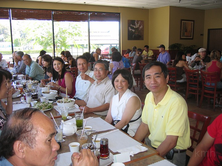 IMG_4031ss.jpg - Dãy phải: Tân(Phúc)K3, vợ Tân, Tấn K2,Ng Hòa Nam K3, Xê K6, Tường Vi K9, Ngô Q Thành K2, thầy Long, thầy Tiên