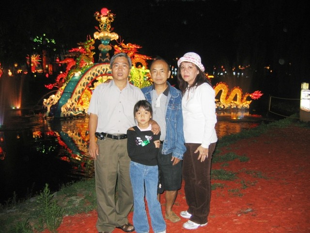 To_Rong_To_2.JPG - Vĩnh K4, Hưng K6, Hương và con gái -  Toronto-Canada