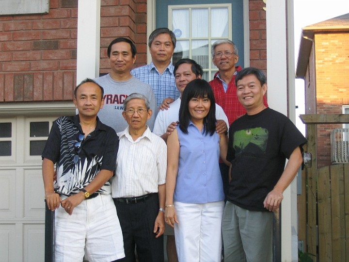 To_Rong_To_7.JPG - Sau:  Tân K3, Vĩnh K4, Tuấn K6, thầy TrònTrước: Hưng K6, thầy Bằng, Minh Ngọc K3, Nhân K3
