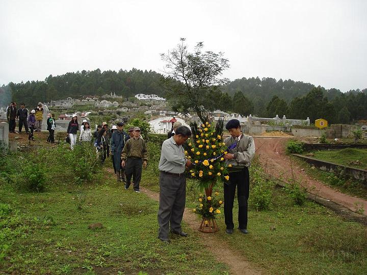 Duong_vao_mo.JPG - Đường vào mộ phần thầy Đặng Minh Trai