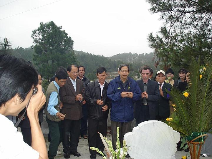 Nen_nhang_tuong_nho.JPG - Những nén nhang tưởng nhớ đến người thầy