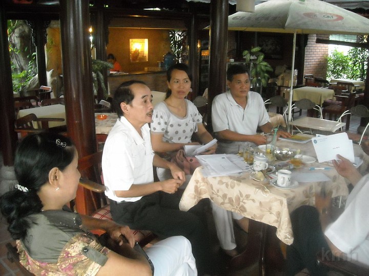 DSCN2395.jpg - Ban Liên Lạc KMH/Huế họp soạn thảo chương trình phát quà Khuyến Học 2010 tại Nhà Hàng Thành Nội 01-08-2010
