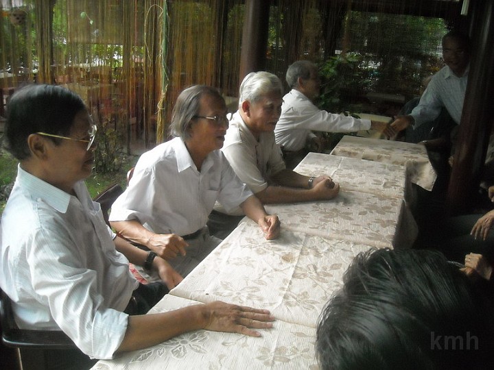 DSCN2426.jpg - Sau buổi lễ phát quà Khuyến Học , các em ra về và các thầy cô qua phòng bên để dự tiệc giao lưu .
