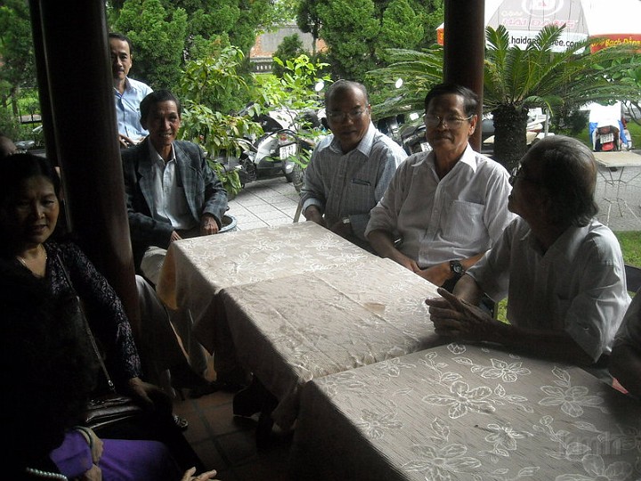DSCN2427.jpg - Sau buổi lễ phát quà Khuyến Học , các em ra về và các thầy cô qua phòng bên để dự tiệc giao lưu .