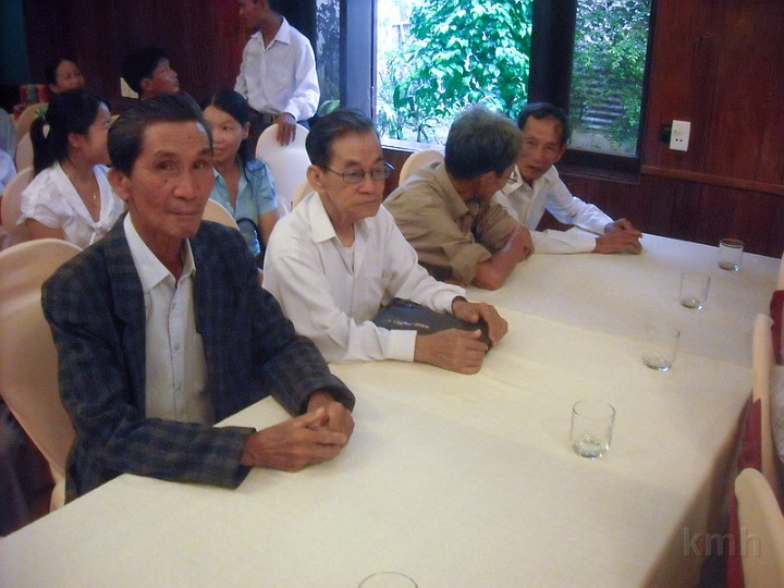 DSCN2448.jpg - Các thầy cô đến dự buổi trao quà Khuyến Học 2010 tại Hội Trường KS Thành Nội 08-08-2010
