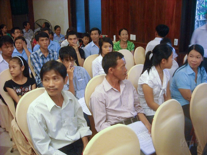 DSCN2450.jpg - Các cháu đến nhận quà Khuyến Học 2010 tại Hội Trường KS Thành Nội 08-08-2010