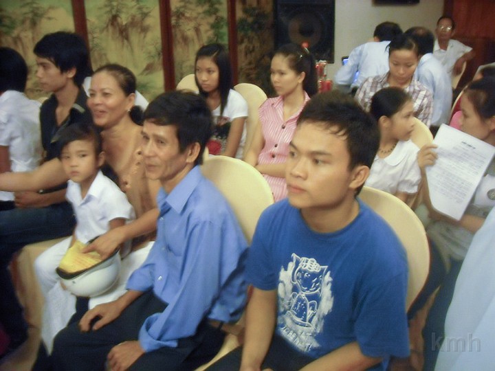 DSCN2452.jpg - Các cháu và phụ huynh đến nhận quà Khuyến Học 2010 tại Hội Trường KS Thành Nội 08-08-2010