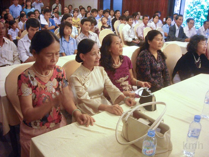 DSCN2455.jpg - Các thầy cô đến dự buổi trao quà Khuyến Học 2010 tại Hội Trường KS Thành Nội 08-08-2010