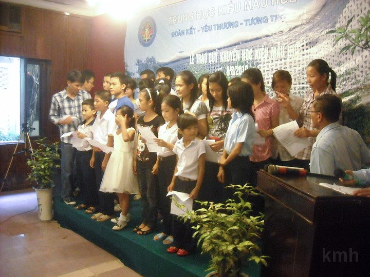DSCN2457.jpg - Các em đồng ca bài Kiểu Mẫu Ca