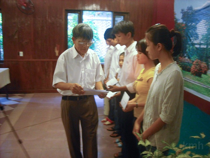 DSCN2466.jpg - Các cháu nhận quà khuyến học