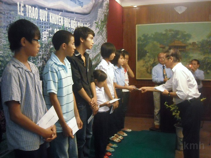 DSCN2470.jpg - Các cháu nhận quà khuyến học