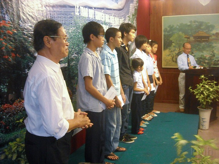 DSCN2471.jpg - Các cháu nhận quà khuyến học