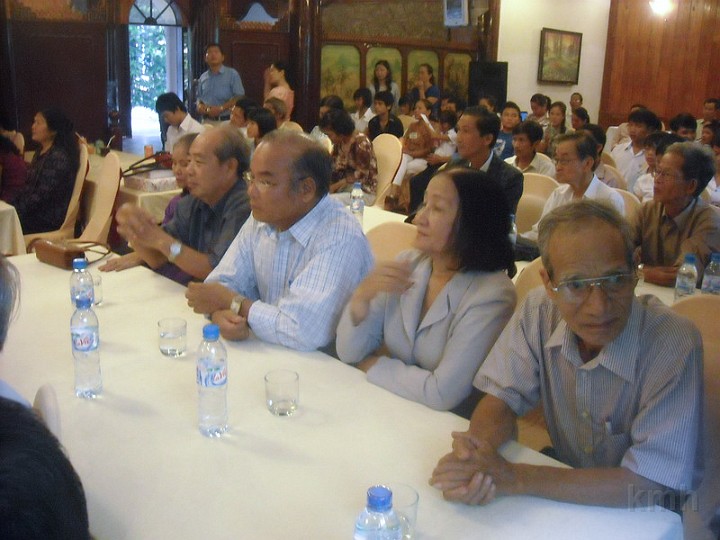 DSCN2472.jpg - Các thầy cô đến dự buổi trao quà Khuyến Học 2010 tại Hội Trường KS Thành Nội 08-08-2010