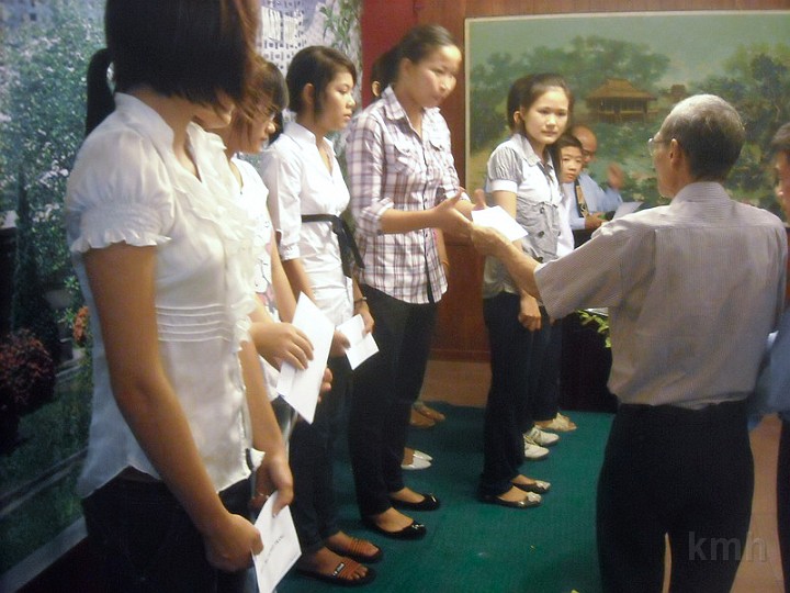 DSCN2473.jpg - Các cháu nhận quà khuyến học