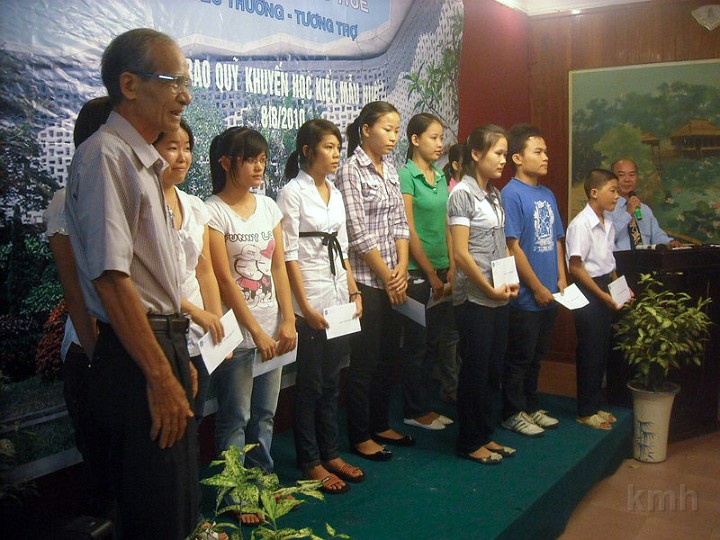 DSCN2475.jpg - Các cháu nhận quà khuyến học