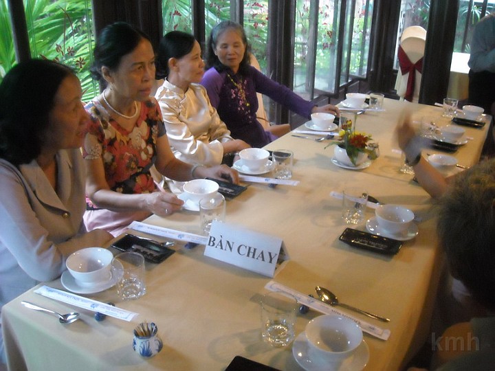 DSCN2490.jpg - Sau buổi lễ phát quà Khuyến Học , các em ra về và các thầy cô qua phòng bên để dự tiệc giao lưu .