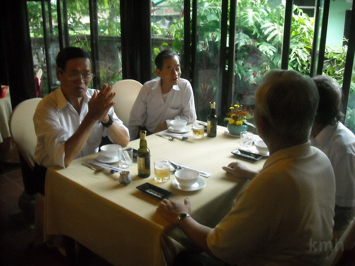 DSCN2493.jpg - Sau buổi lễ phát quà Khuyến Học , các em ra về và các thầy cô qua phòng bên để dự tiệc giao lưu .