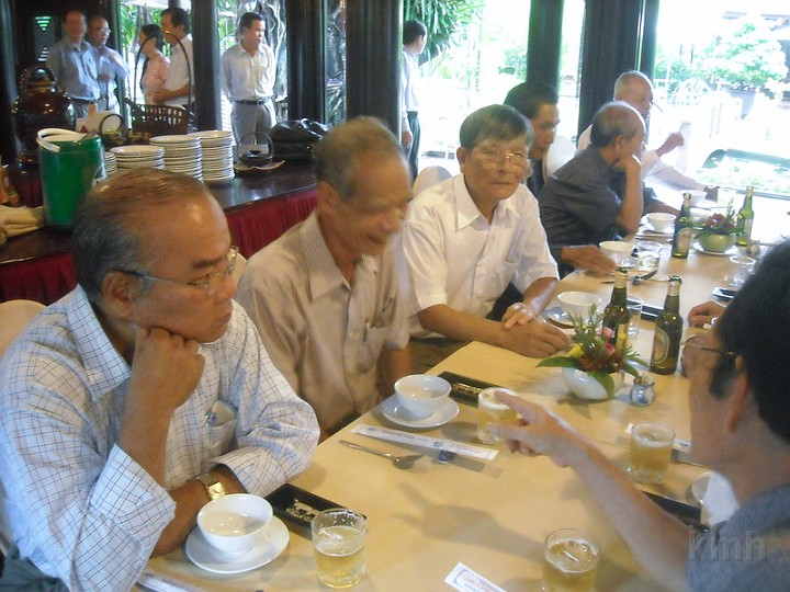 DSCN2496.jpg - Sau buổi lễ phát quà Khuyến Học , các em ra về và các thầy cô qua phòng bên để dự tiệc giao lưu .