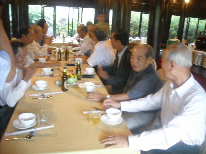 DSCN2497.jpg - Sau buổi lễ phát quà Khuyến Học , các em ra về và các thầy cô qua phòng bên để dự tiệc giao lưu .