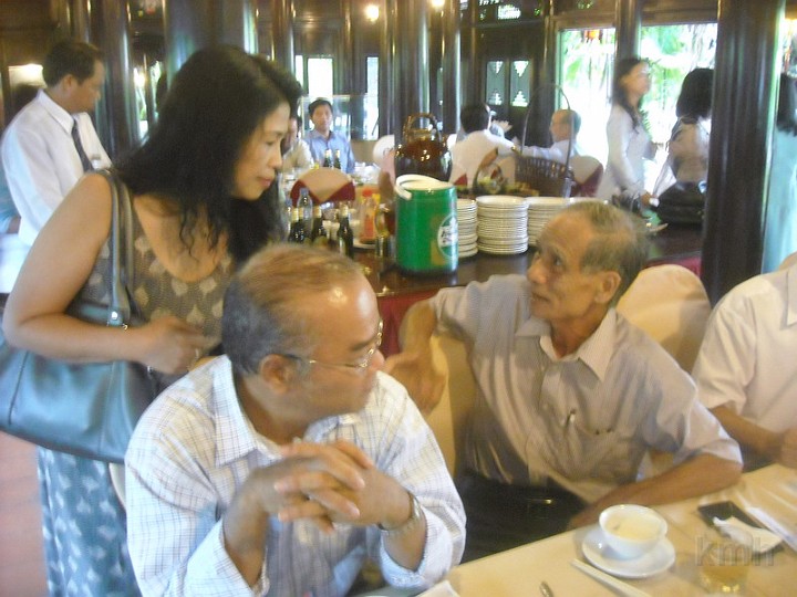 DSCN2500.jpg - Sau buổi lễ phát quà Khuyến Học , các em ra về và các thầy cô qua phòng bên để dự tiệc giao lưu .