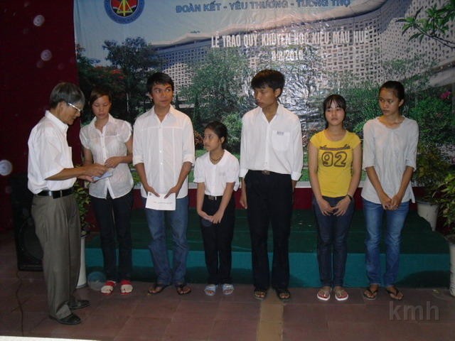 SDC12399.jpg - Các cháu nhận quà khuyến học