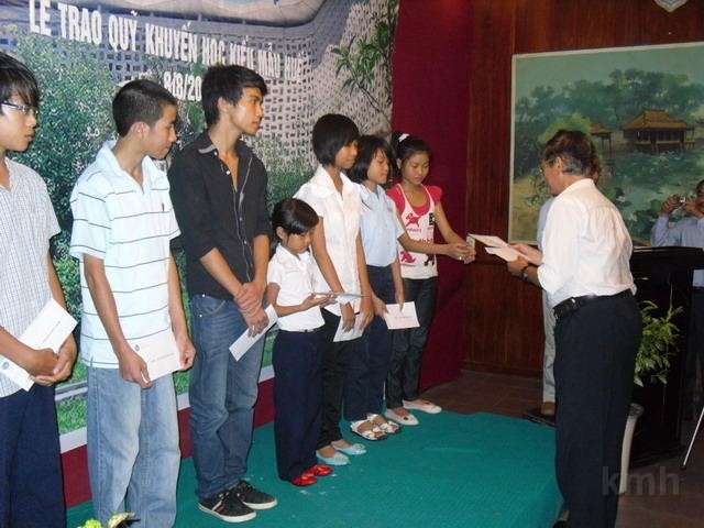 SDC12401.jpg - Các cháu nhận quà khuyến học