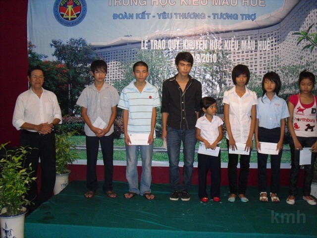 SDC12402.jpg - Các cháu nhận quà khuyến học