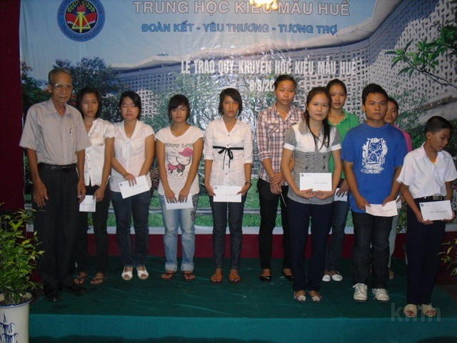 SDC12403.jpg - Các cháu nhận quà khuyến học