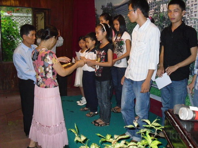 SDC12406.jpg - Các cháu nhận quà khuyến học