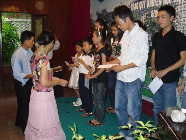 SDC12407.jpg - Các cháu nhận quà khuyến học