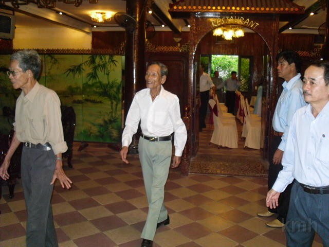 SDC12412.jpg - Sau buổi lễ phát quà Khuyến Học , các em ra về và các thầy cô qua phòng bên để dự tiệc giao lưu .