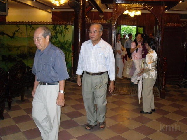 SDC12413.jpg - Sau buổi lễ phát quà Khuyến Học , các em ra về và các thầy cô qua phòng bên để dự tiệc giao lưu .