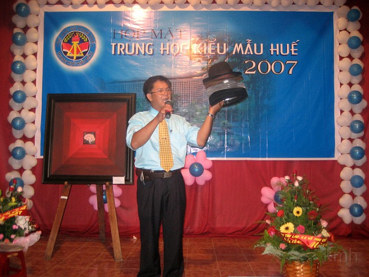 40_Trao_qua_cho_Thay_Co.jpg