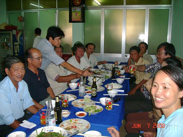DSC02553.JPG - Cơm trưa thân mật giữa các cựu hoc sinh KMH Huế,Đà Nẳng,Saigon về Huế tham dự ngày phát quỹ học bổng 6-7-2008
