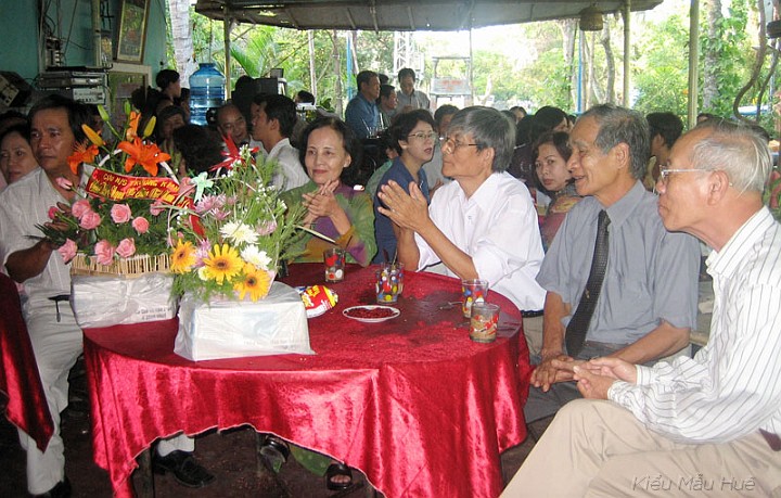 14_Thay_va_tro_KMH.jpg - Thầy trò Kiểu Mẫu Huế