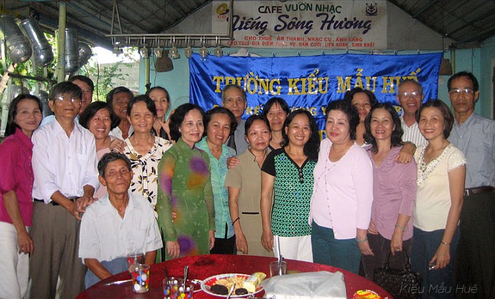 15_K1_voi_Thay_Co.jpg - Chụp hình lưu niệm cựu hoc sinh khóa 1 và thầy cô