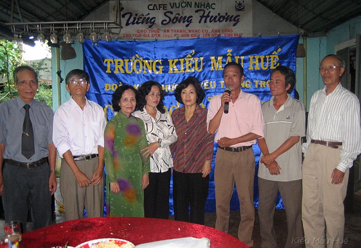 17_K5_voi_Thay_Co.jpg - Chụp hình lưu niệm cựu hoc sinh khóa 5 và thầy cô