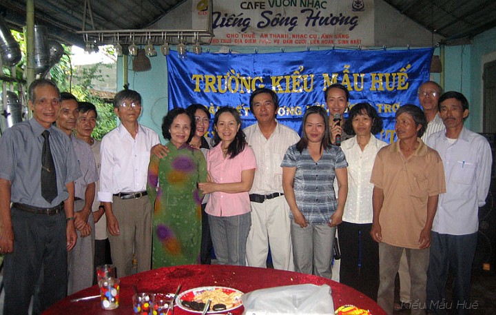 18_K6_voi_Thay_Co.jpg - Chụp hình lưu niệm cựu hoc sinh khóa 6 và thầy cô